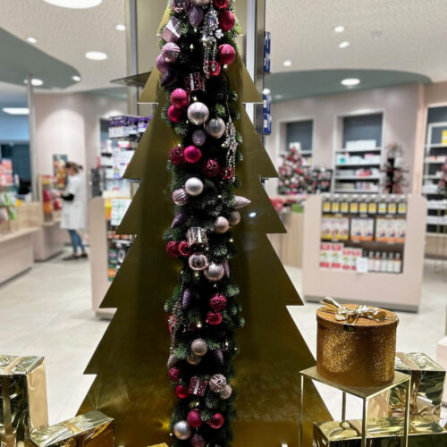 Weihnachtsschaufenster für eine Apotheke, umgesetzt von ART DEKO