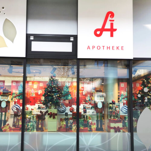 Weihnachtsschaufenster für eine Apotheke, umgesetzt von ART DEKO